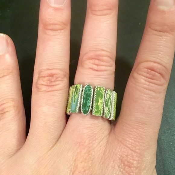 Jewelry - NWOT- tall green boho ring